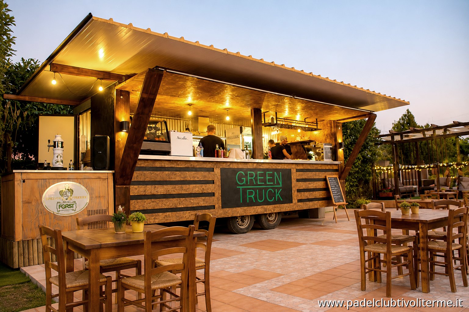 Green Truck bar con bancone e tavoli all'esterno