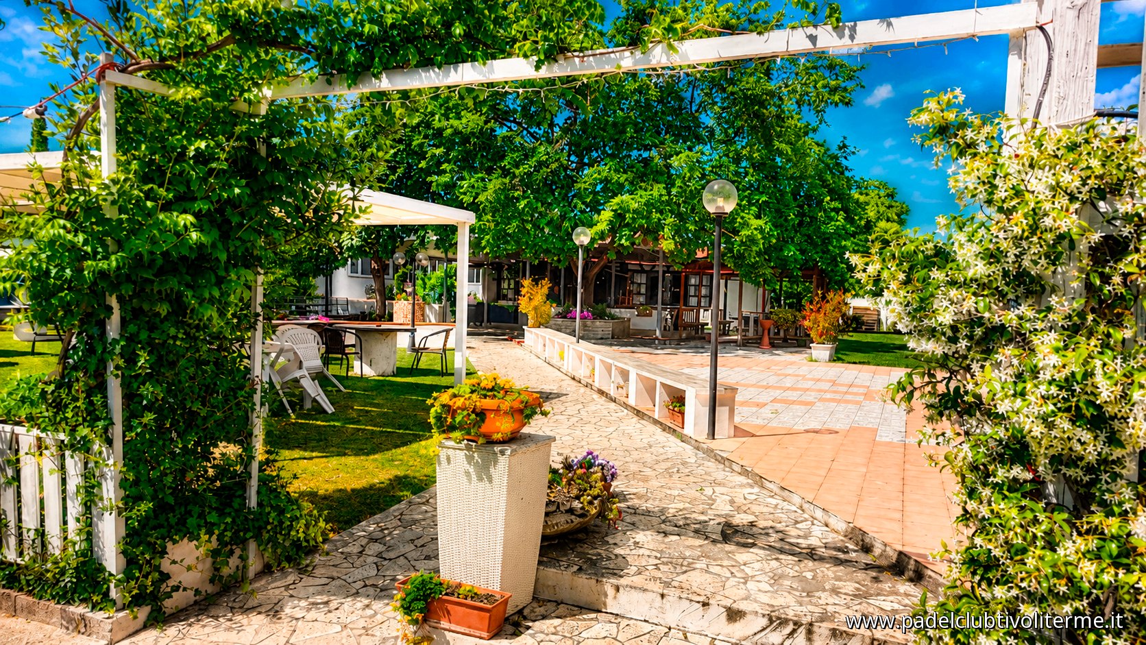 Giardino con pergolato di gelsomino e area lounge