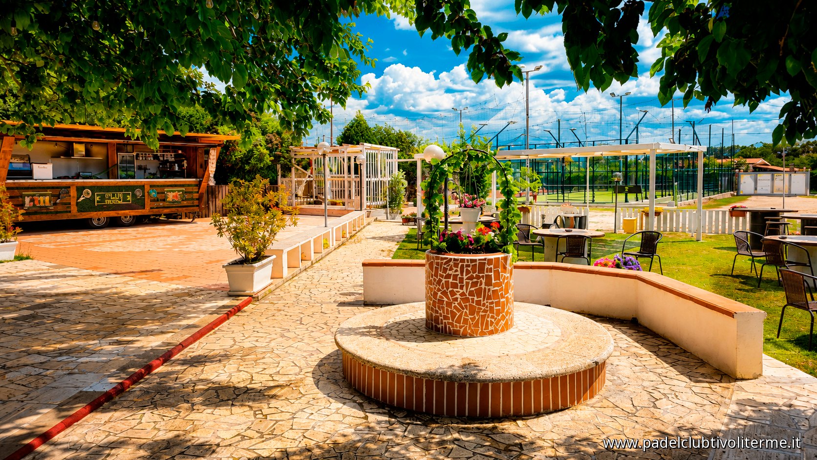 Green Truck con area relax, fontana e tavoli all'aperto